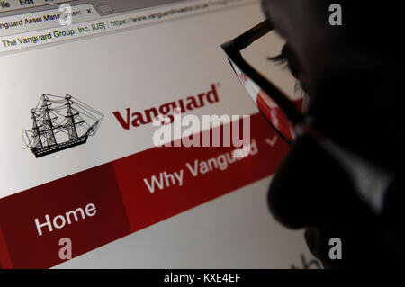 Eine Frau schaut sich die Vanguard website Stockfoto