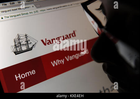 Eine Frau schaut sich die Vanguard website Stockfoto