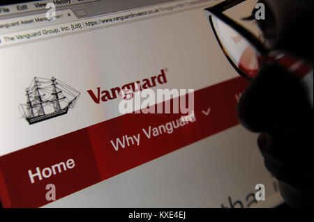 Eine Frau schaut sich die Vanguard website Stockfoto