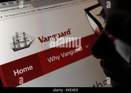 Eine Frau schaut sich die Vanguard website Stockfoto