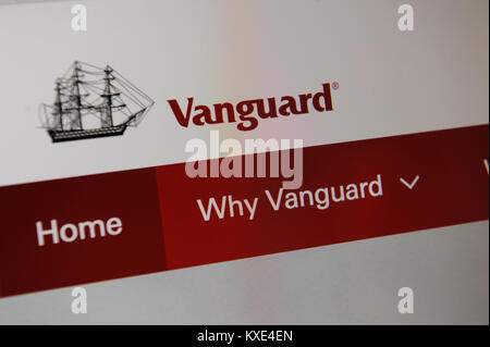 Eine Frau schaut sich die Vanguard website Stockfoto