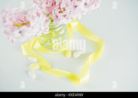 Frische Blumen Hyazinthen in Glasvase mit gelbem Band. Ansicht von oben Stockfoto