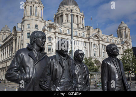 Die Beatles statue am Pier Head an der Waterfront, Liverpool. Stockfoto