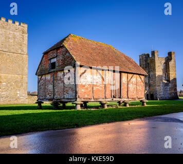 C17 Fachwerkgranatspeicher (gelistet Klasse II) - Getreideladen in Cowdray Ruins in Midhurst, West Sussex, Großbritannien Stockfoto