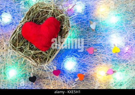 Rotes Herz und viele kleine Herzen. Bunte Girlande. Valentinstag. Stockfoto