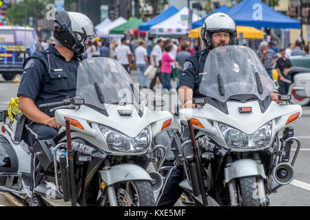 Zwei Glendale California Polizei Motorrad Offiziere von bei einer öffentlichen Veranstaltung stehen. Stockfoto