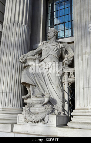 10 Trinity Square ist ein Grad II * denkmalgeschützte Gebäude in London, UK. Der ehemalige Sitz der Hafen von London. Merchant Statue. Tower Hill. Stockfoto