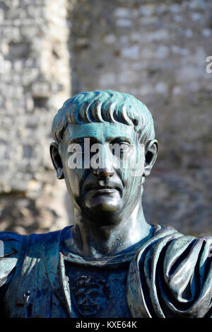 STATUE, von dem angenommen wird, dass der römische Kaiser Trajan A.D. 98 - 117 IMPERATOR CAESAR NERVA TRAJANUS AUGUSTUS DURCH DEN TOWER HILL VERBESSERUNG VERTRAUEN VORGESTELLT Stockfoto