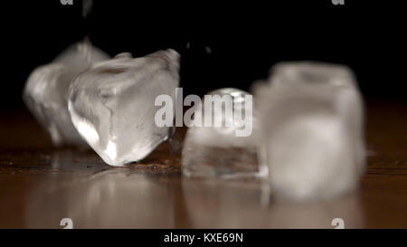 Ice Cube in Zeitlupe und Aufenthalt in den Blick der Kamera. Eiswürfel fallen auf schwarzen Hintergrund. Die Eiswürfel auf schwarzem Hintergrund in Zeitlupe Stockfoto