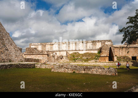 Ruinen von Governor's Palace in Uxmal, einer alten Maya Stadt und archäologische Stätte in der Nähe von Merida, Yucatan, Mexiko, ein UNESCO-Weltkulturerbe Stockfoto