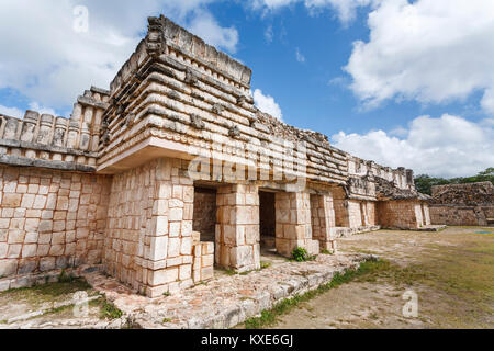 Ruinen von Governor's Palace in Uxmal, einer alten Maya Stadt und archäologische Stätte in der Nähe von Merida, Yucatan, Mexiko, ein UNESCO-Weltkulturerbe Stockfoto