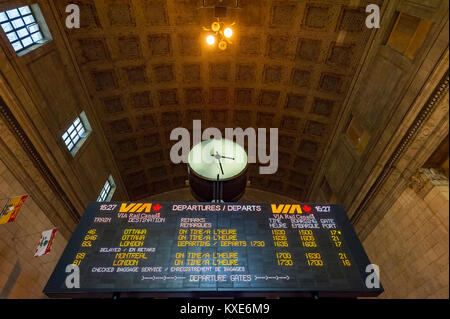 Toronto Union Station train schedule Board Stockfoto