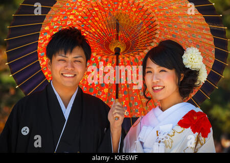 KYOTO, Japan - 19. NOVEMBER: japanisches Paar in Kyoto, Japan, am 19. November 2013. Unbekannter Bräutigam und Braut Kleid Trachten für Ihre wir Stockfoto