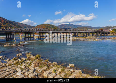 KYOTO, Japan - 19. NOVEMBER: Togetsukyo in Kyoto, Japan, am 19. November 2013. Togetsu-kyo Brücke ist ein Wahrzeichen über 400 Jahre, überspannt den Fluss Katsura Stockfoto