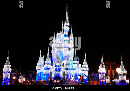 Cinderella Schloss bei Nacht beleuchtet in Magic Kingdom, Florida, USA Stockfoto