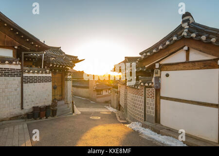 Sonnenaufgang in Seoul Stadt das Dorf Bukchon Hanok in Südkorea. Stockfoto