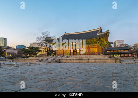 Dämmerung am Deoksugung Palast in Seoul, Südkorea. Stockfoto