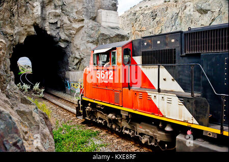 CNR gemischt Zug geführt von Loco 5612 westwärts kurzen Tunnel westlich von Tranquille in der nähe von Kamloops BC 20110711 nähert sich Stockfoto