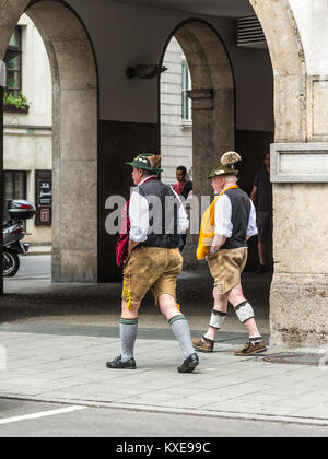 München, Deutschland - 29. Mai 2016: Männer tragen die traditionelle bayerische Tracht Lederhosen (Lederhose), zu Fuß auf der Straße in München, Bayern, Deutsch Stockfoto