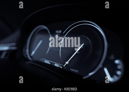 Nahaufnahme mit dem digitalen Tacho eines Autos. Stockfoto