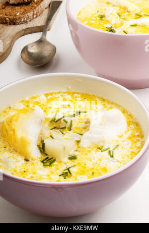 Freundliche schottische Fischsuppe mit gekochter Dorsch in eine Schüssel geben. Stockfoto