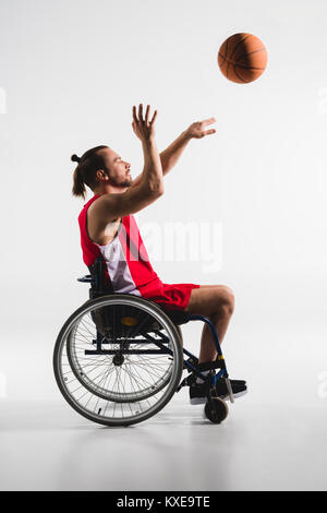 Behinderte Sportler Basketball werfen Stockfoto