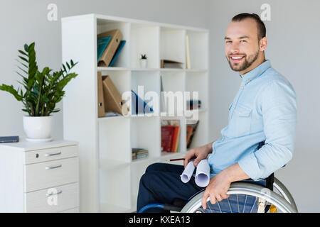 Unternehmer im Rollstuhl holding Dokumente Stockfoto