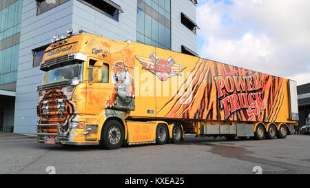 TURKU, FINNLAND - 4. OKTOBER 2014: Scania R620 zeigen Lkw Tiger von kuljetus Ristimaa Oy auf Lager. Ristimaa einen berühmten finnischen LKW-Tuning team Kno Stockfoto