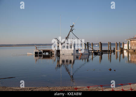 Angeln Boot in St. Marys River kaufen Hurricane Irma versenkt. Stockfoto