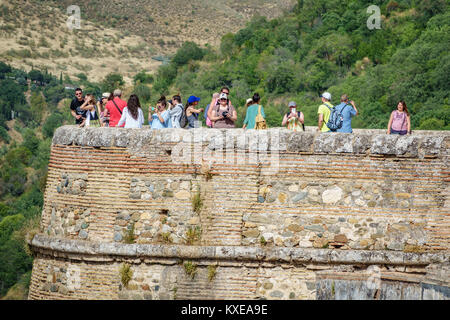 GRANADA, Spanien - 24. JUNI 2016: Nicht identifizierte Personen Fotos oben auf einem der berühmten Alhambra in Granada, Spanien Stockfoto