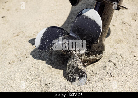 Blades Fischerboot Propeller am Strand. Helix auf dem Sand Stockfoto