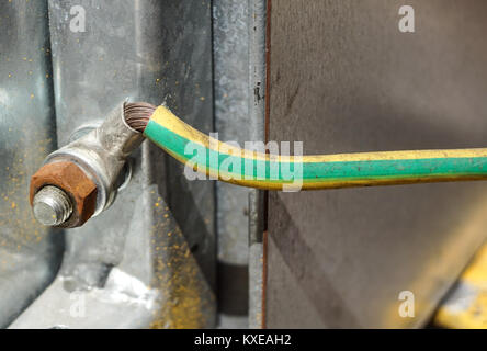 Klemmschiene für elektrische Verbindung und Erdungsklemmen für die Erdung Stockfoto