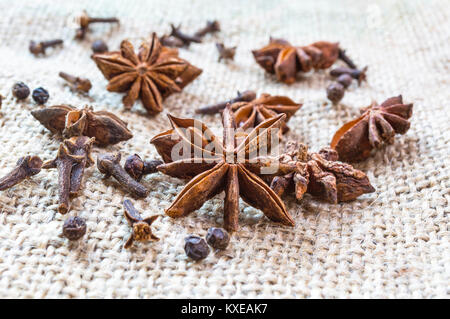 Zimt, Nelken, Sternanis auf einem Tuch. Selektive konzentrieren. Stockfoto