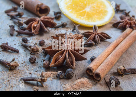 Zimt, Nelken, Sternanis und orange Frucht auf eine Tischdecke. Selektive konzentrieren. Stockfoto