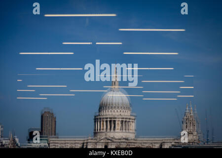 Leuchtstofflampen in der Tate Modern ist mit einer Reflexion von St. Pauls in der Balkon Windows gemischt Stockfoto