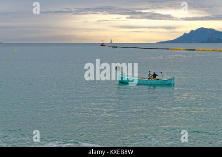 Traditionellen Fischerboot bekannt als pointu Arbeiten mit Fischernetzen in der Bucht von Cannes im Winter. Esterel Berge am Horizont Stockfoto