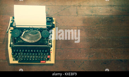 Alten retro Schreibmaschine; auf einen Holzboden, geschossen von oben Stockfoto