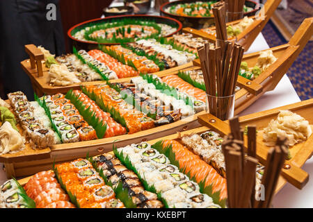 Sushi Boot mit Stäbchen auf weißer Tisch. Sushi Boot Stockfoto