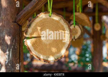 Glatte frisch geschnittenen Baum Holz mit Ringen in Hälfte gesägt Stockfoto