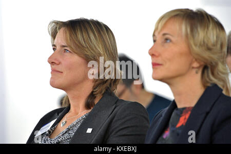 UK Sport Stuhl Dame Katherine Grainger, und BRITISCHEN Sport Direktor von Leistung, Chelsea Warr, während der Pressekonferenz der BRITISCHEN Sport Medaille bei den Olympischen Winterspielen und Paralympics an den koreanischen Kulturzentrum UK in London bekannt zu geben. Stockfoto