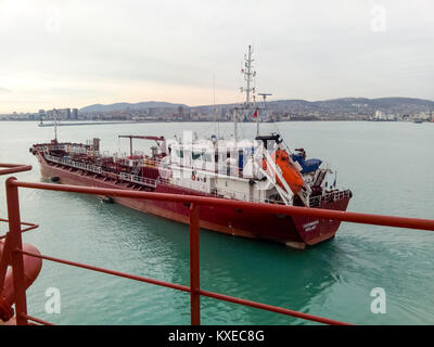 Noworossijsk, Russland - 20. August 2017: Service Schiff im Hafen Schiffe Stockfoto