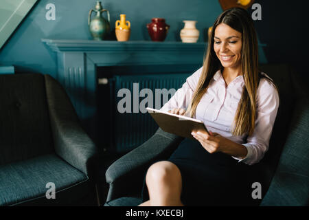 Portrait von erfolgreiche Geschäftsfrau Holding digital Tablet