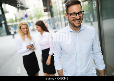 Portrait von hübscher junger Geschäftsmann auf der Straße Stockfoto