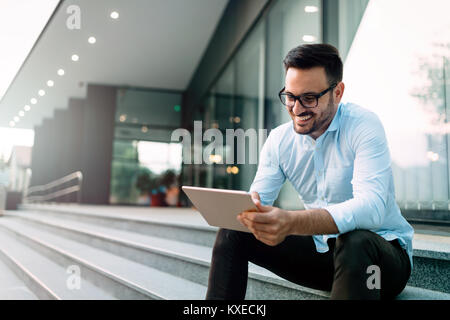 Glücklich und zuversichtlich Geschäftsmann mit Tablet Stockfoto