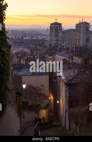 Kathedrale Saint-Jean-Baptiste und eine Gasse in Vieux Lyon in der Morgendämmerung. Lyon, Frankreich. Stockfoto