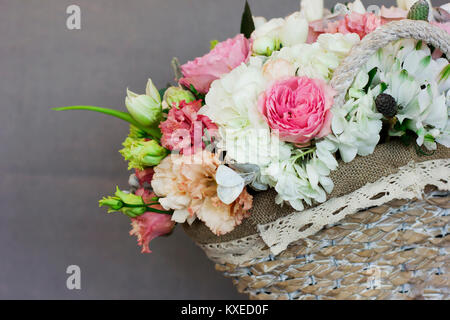 Die schöne rustikale Blumenstrauß im Weidenkorb Stockfoto