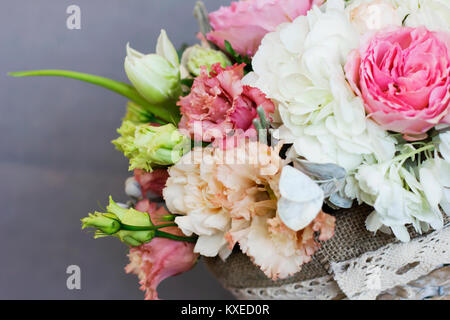 Die schöne rustikale Blumenstrauß im Weidenkorb Stockfoto
