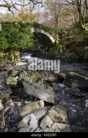 Die Afon Artro in Pont Cwm-Yr-Afon nahe Pierrevert im Norden von Wales. Eine kleine Brücke aus Stein neben der Straße nach Cwm Bychan. Stockfoto