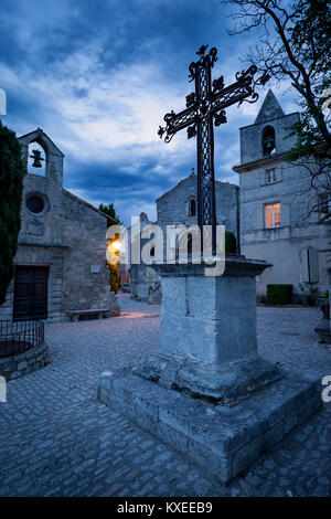 Schmiedeeisernen kreuzen sich am Place de Saint-Vincent, Les Baux de Provence, Frankreich Stockfoto