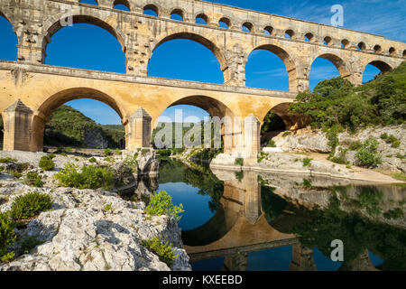 Römisches Aquädukt - Pont du Gard in der Nähe von Vers-Pont-du-Gard, Okzitanien, Frankreich Stockfoto